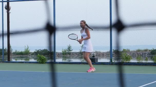 Na tenisovém kurtu-osobního trenéra cvičitele tenisového hráče. Síť vpředu