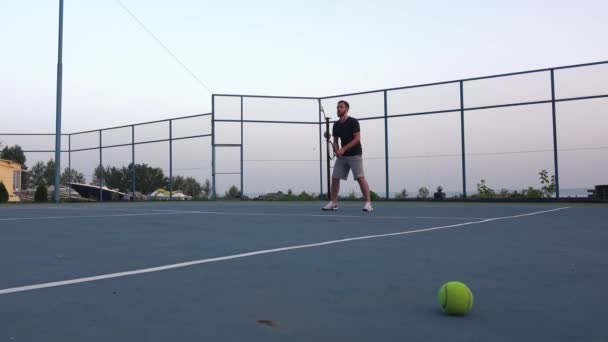 Žlutá tenisový míč a síť na zeleném hřišti. Lidé se hraje tenis venku