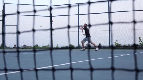 Filet de tennis. Hommes jouant au tennis en arrière-plan — Video