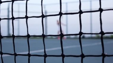 Bir tenis oyuncusu eğitim. NET önünde