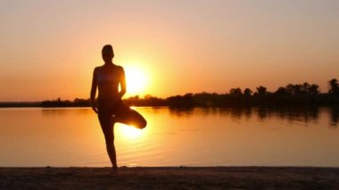 Kız meditasyon nehir kenarında