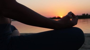 kadın lotus pozisyonunda