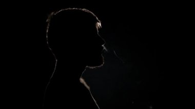 Burun nostrilsand sonra ağzından duman exhaling. Siyah. Silhuoette