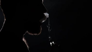 Kötü alışkanlıkları. Elektronik sigara. Siyah. Siluet. Yakın çekim