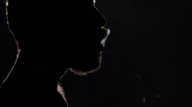 E-sigara ve öksürük adam. Siyah. Siluet. Yakın çekim