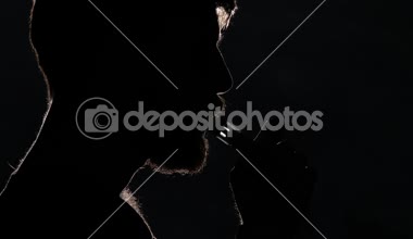 E-puro kullanarak ve öksürük sakallı kilolu adam. Siyah. Siluet. Yakın çekim