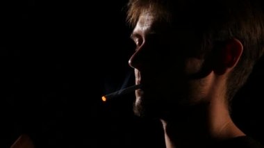 Adam ağız duman sigara. Arka ışık. Yakın çekim