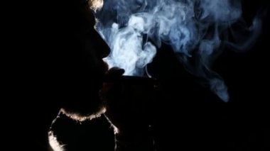 Puro sigara ve viski içme adam. Siyah ışık. Siluet. Yakın çekim