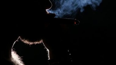 Kötü alışkanlıkları. Sigara ve alkol. Siyah ışık. Siluet. Yakın çekim