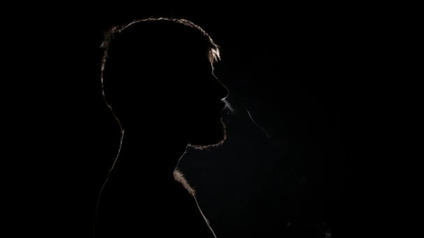 Εκπνέετε καπνό στην μύτη nostrilsand στη συνέχεια από το στόμα. Μαύρο. Silhuoette — Αρχείο Βίντεο