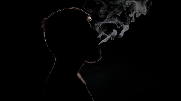 Sigaretta elettronica. Quell'uomo ha lasciato squillare il fumo dalla sua bocca. Nero. Silhouette — Video Stock