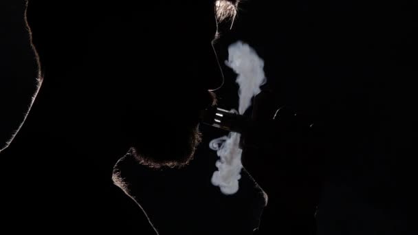 Cigarrillo electrónico. Exquisitamente hermoso humo. Negro. Silueta. De cerca. — Vídeo de stock