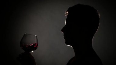 Depresif adam ve alkol. Grey. Yakın çekim