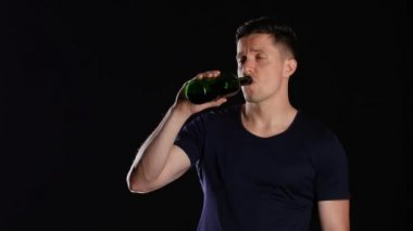 Çok sarhoş adam şarap içme. Siyah