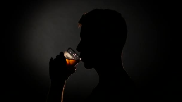 Alkoholické muž pít whisky. Šedá. Zblízka — Stock video