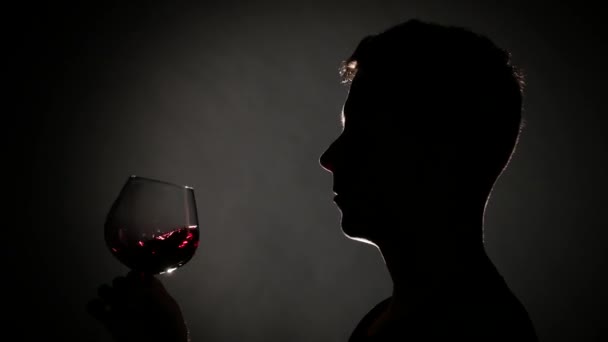 Ο άνθρωπος με κατάθλιψη και την κατανάλωση αλκοόλ. Γκρι. Κοντινό πλάνο — Αρχείο Βίντεο