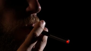 Elektronik Sigara İçilmeyen bir sakalı olan adam. Siyah. Yakın çekim