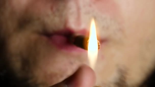 Un homme allume une cigarette. Du tabac. Gros plan — Video