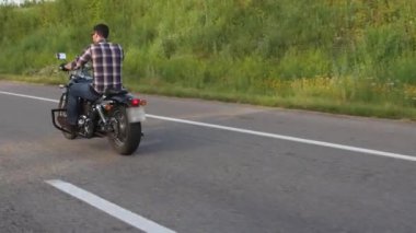 Adam bir motosiklet sürmek. Genel gider atış