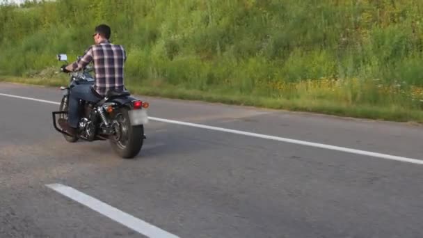 Man rides on a motorcycle. Overhead shot — Stock Video