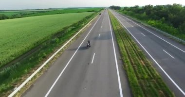 Ormanın içinden sevk belgili tanımlık yol. Genel gider atış