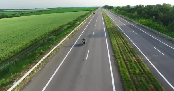 Vezetői az út az erdőn át. Felső shot — Stock videók