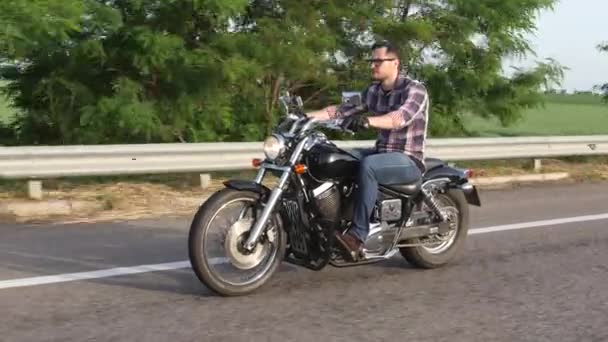 Brutal man riding a motorcycle. Overhead shot — Stock Video