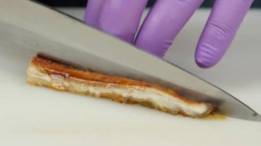 Suşi şefi mutfakta ki yeleyi keser. Yakın çekim