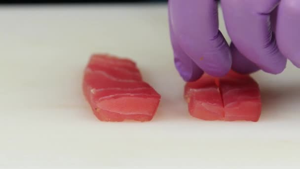 Koch legt dünne Fischscheiben aus. Nahaufnahme — Stockvideo