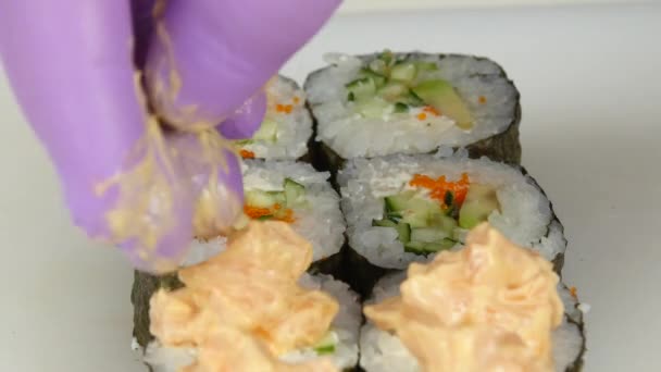 Cook dostaje sos na Sushi i finalizacja. Zbliżenie — Wideo stockowe