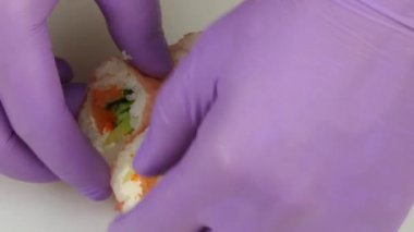 Cook dikkatle rulo parçaları koyar. Yakın çekim