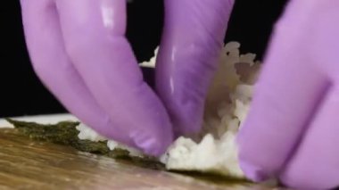 Şef nori levha üzerine pirinç yayıldı. Yakın çekim