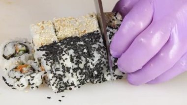 Master rulo kesme parçaları hazırlar. Yakın çekim