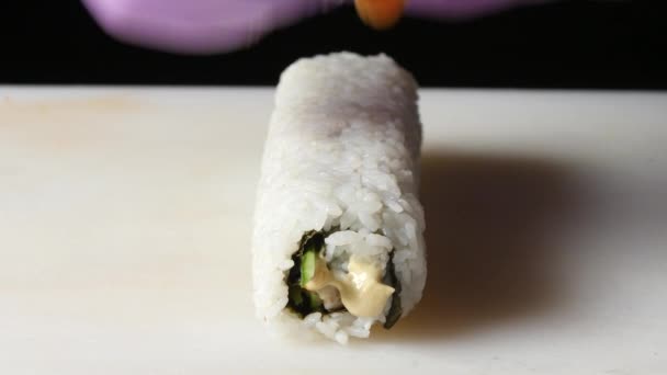 Kocken lägger ris rulle skivor av fisk. Närbild — Stockvideo