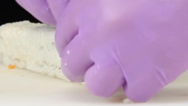 Ο σεφ σούσι βάζει το ρύζι σε φέτες ψαριού. Κοντινό — Αρχείο Βίντεο