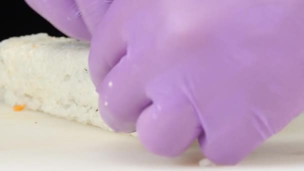 Sushi Chef zet de rijst Roll plakjes vis. Close-up — Stockvideo