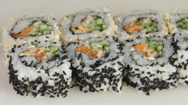 Sushi-chef-koks zorgvuldig zet de stukken van de broodjes. Close-up — Stockvideo