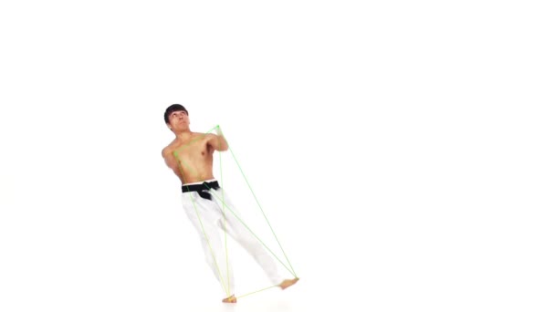 Uomo di karate con una linea fier. Fondo bianco — Video Stock