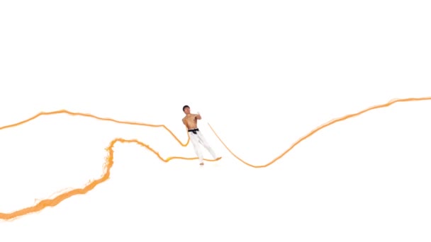 Ένας άνθρωπος του καράτε με μια γραμμή. Λευκό φόντο — Αρχείο Βίντεο