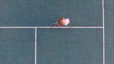 Tenis, havai açıdan servis hizmeti vermektedir. Yavaş çekim