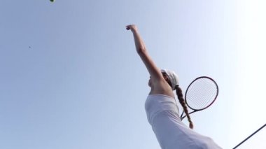 Tenis servisi. Yavaş çekim