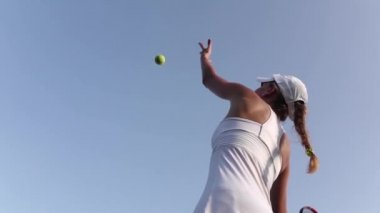 Tenis topu servis eden kız. Tenisçi. Yavaş çekim