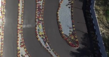 Karting pistte yarışıyor. Havai atış