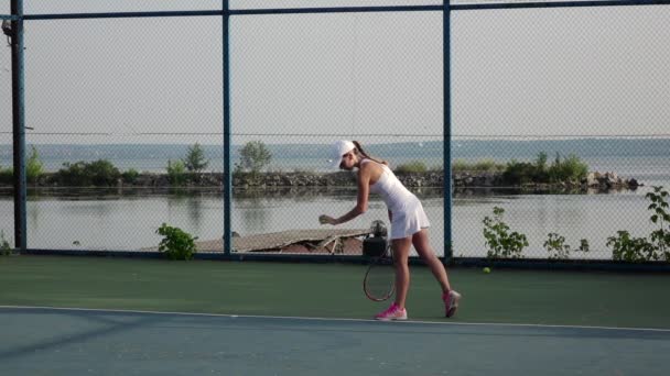 Мощный удар справа. Девушка играет в теннис. Медленное движение — стоковое видео