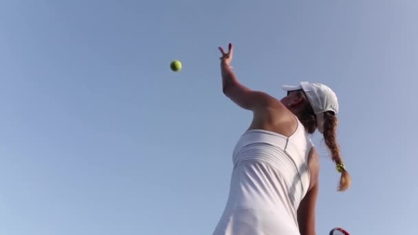 Chica sirviendo pelota de tenis. Jugador de tenis. Movimiento lento — Vídeos de Stock
