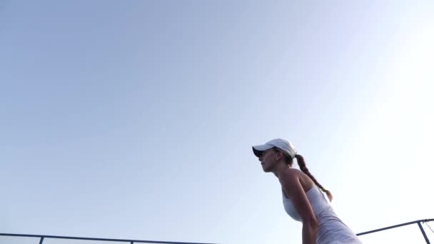 Τένις. Το σερβίρισμα της μπάλας. Αργή κίνηση — Αρχείο Βίντεο