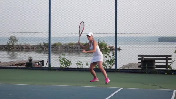 Παίκτης τένις κορίτσι που περιμένει την μπάλα του τένις — Αρχείο Βίντεο
