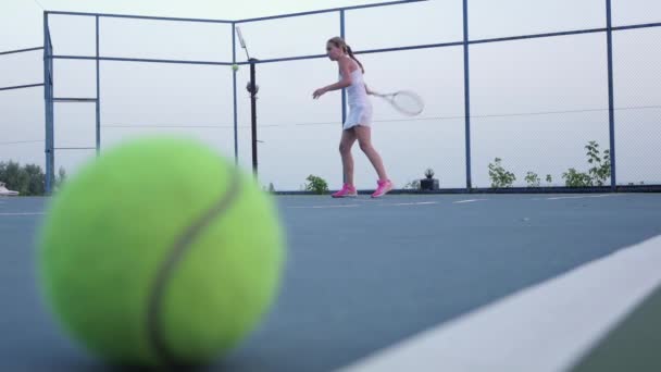 Pelota de tenis. Movimiento lento — Vídeos de Stock