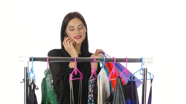 Meisje met tassen maken aankopen en praten over de telefoon. Wit — Stockvideo