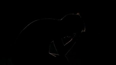 Gençler ve sigara içenler, e-sigara içen sakallı adam. Sade. Siluet. Yavaş çekim